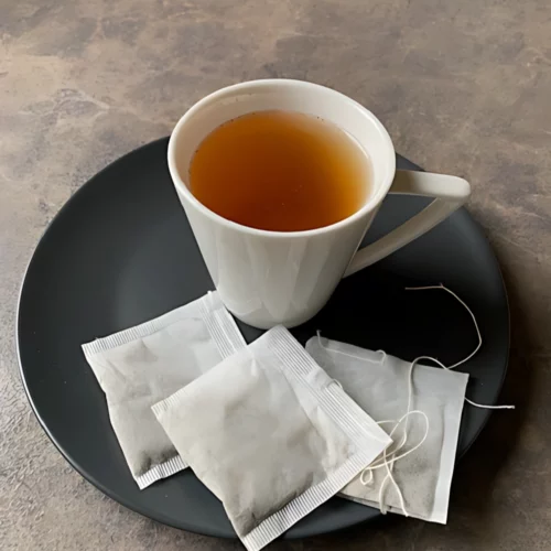 Apoyar pur Teebeutel angerichtet auf Teller mit kegelförmiger Teetasse.