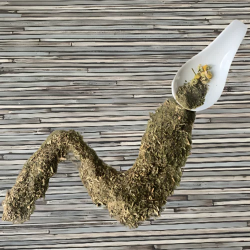 Apoyar pur mit weißem Porzellanlöffel auf gestreifter Arbeitsplatte.