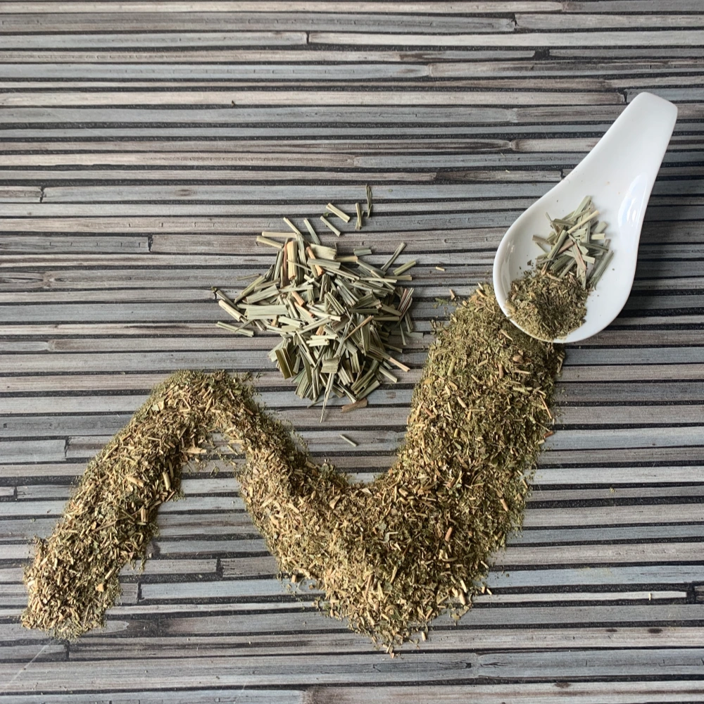 Apoyar mit Zitronengras mit weißem Porzellanlöffel auf gestreifter Arbeitsplatte.