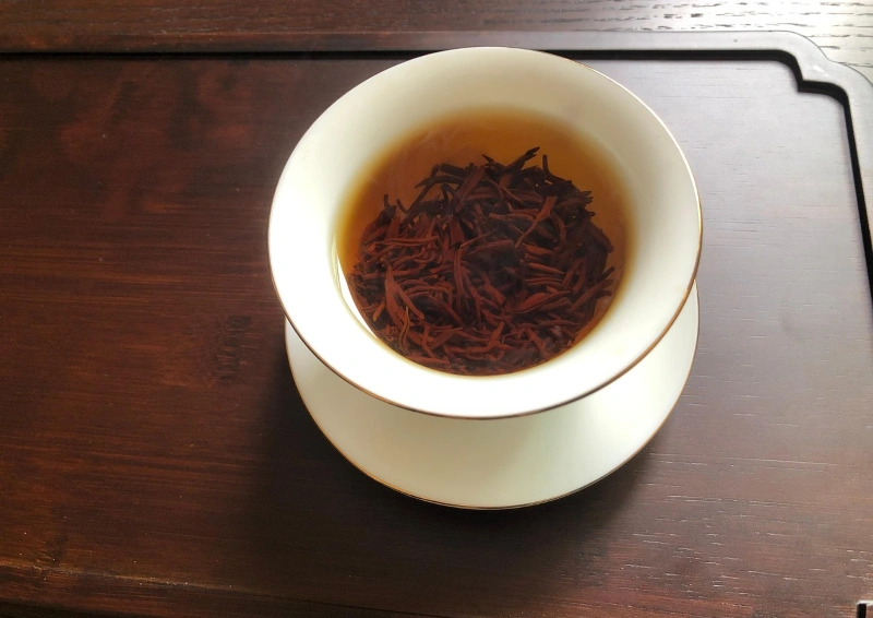 Assam Ethelwold FTGFOP1 SF aufgebrueht in weisser Tasse.