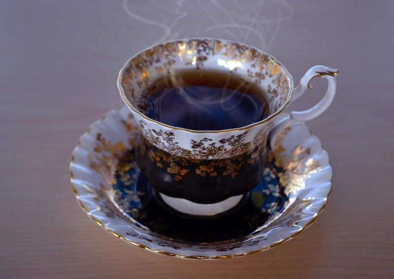 Assam Feinster Broken FBOP eingeschenkt in Teetasse