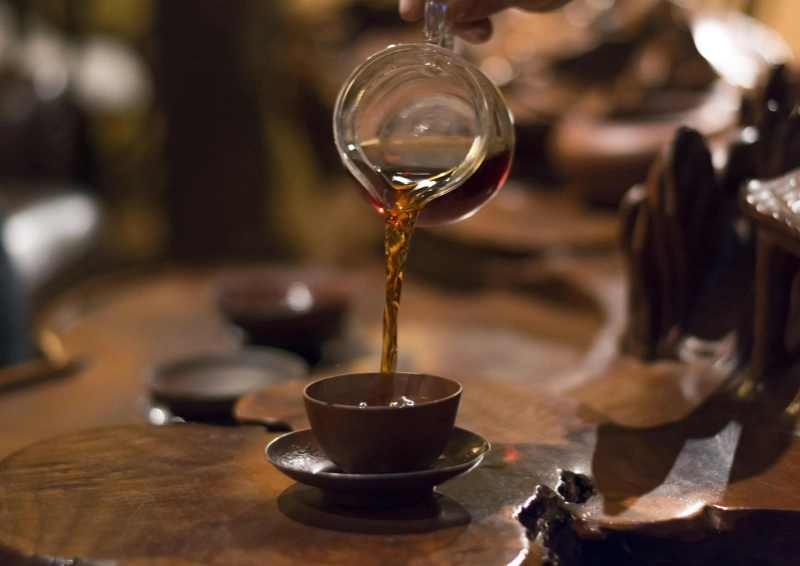 Assam Oaklands TGFOP wird eingeschenkt.