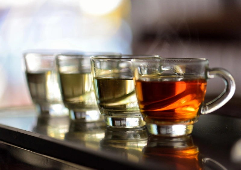 Assam Orange Pekoe vier Tassen, verschieden aufgebrueht.