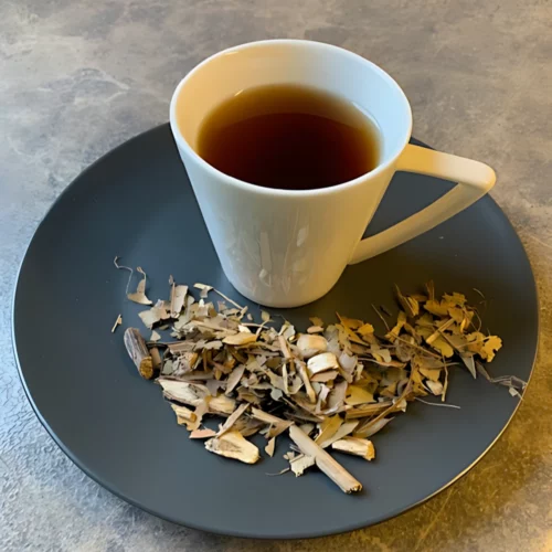 Frischer loser Chanca Piedra bereit zur Zubereitung, angerichtet mit Tasse auf Marmor.