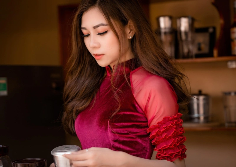 China Lapsang Souchong wird von einer Frau zubereitet.