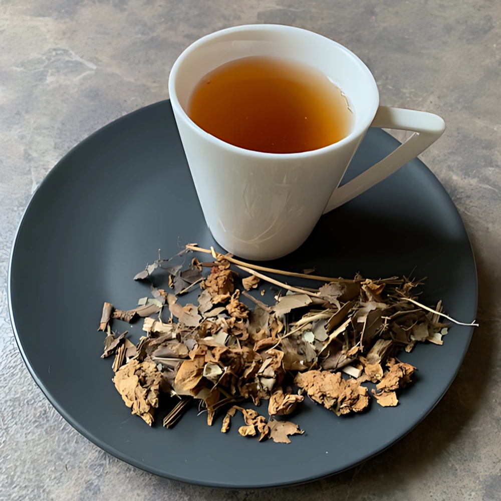 Hochwertige lose Pflanzenmischung Frauen Mix und Tasse auf modernem grauem Teller im Küchenambiente.