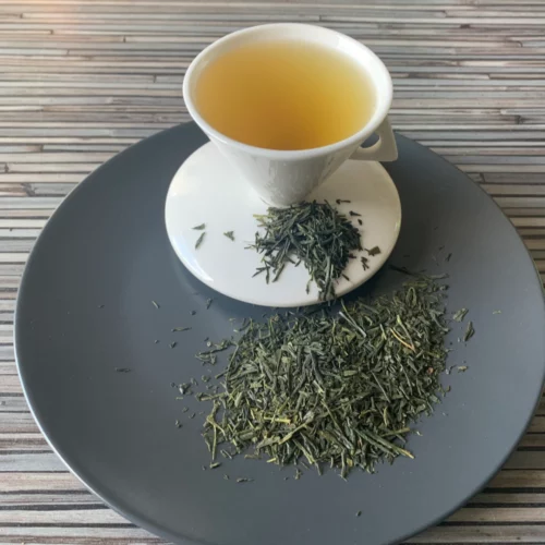 Japan Sencha Fukujyo dekoriert auf Teller mit aufgegossenem Tee