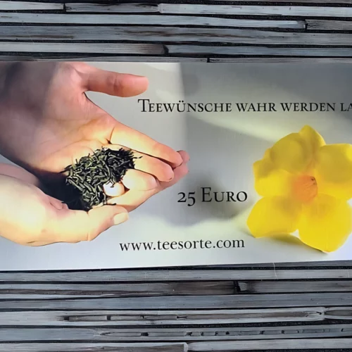 Gutschein über 25 Euro, eine Hand mit Tee gefüllt, 25 Euro und eine gelbe Blume auf dem Gutschein, gestreifter Hintergrund