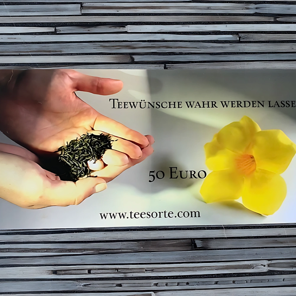 Gutschein über 50 Euro, eine Hand mit Tee gefüllt, 50 Euro und eine gelbe Blume auf dem Gutschein, gestreifter Hintergrund