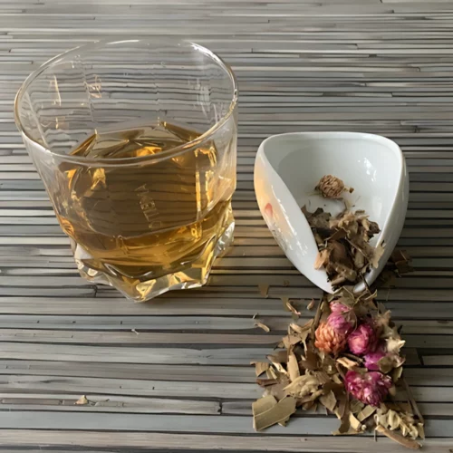 Disminuier aufgegossen im Glas und aus weißer Schale fallend