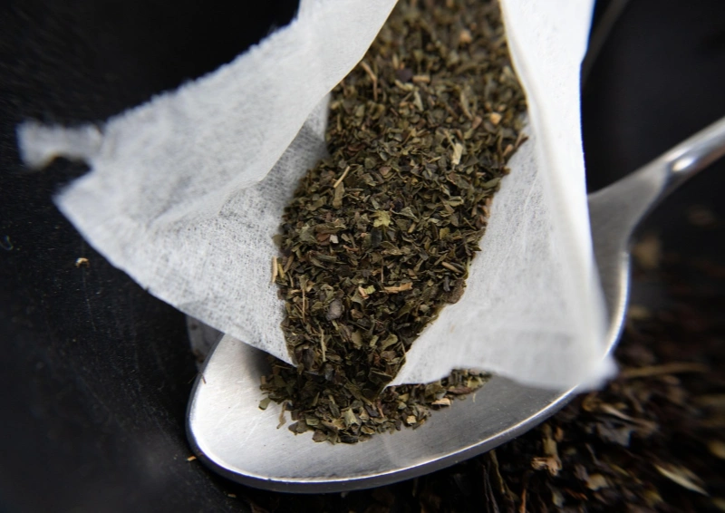 Japan Gyokuro Kusanagi wird auf einen Loeffel geschuettet.