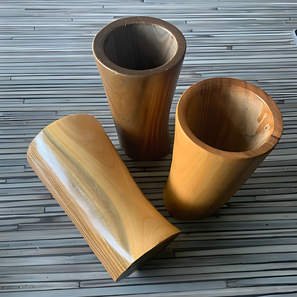 Kalebasse aus Palo Santo Holz Guampa für Mate, die Matebecher sind stehend und liegend angerichtet.