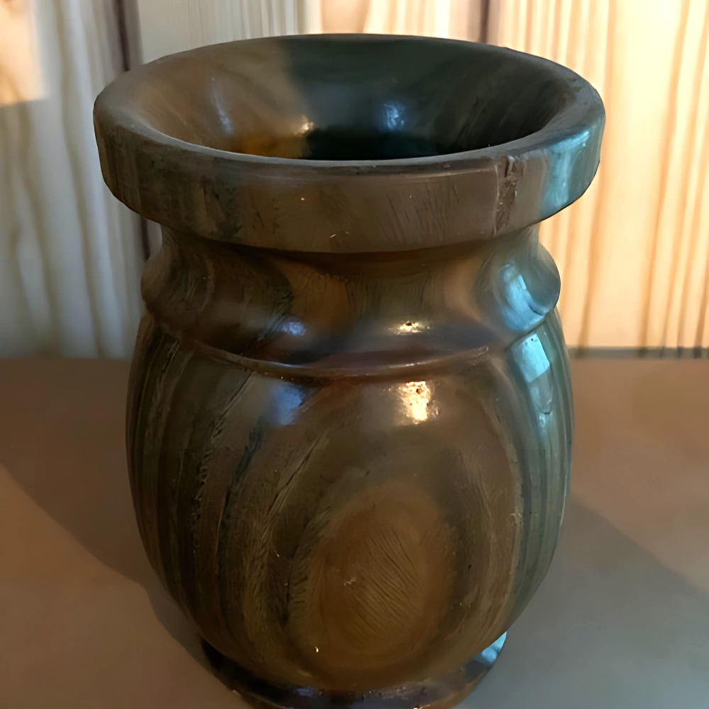 Kalebasse bauchig – Palo Santo Holz Guampa für Mate stehend Nahaufnahme.