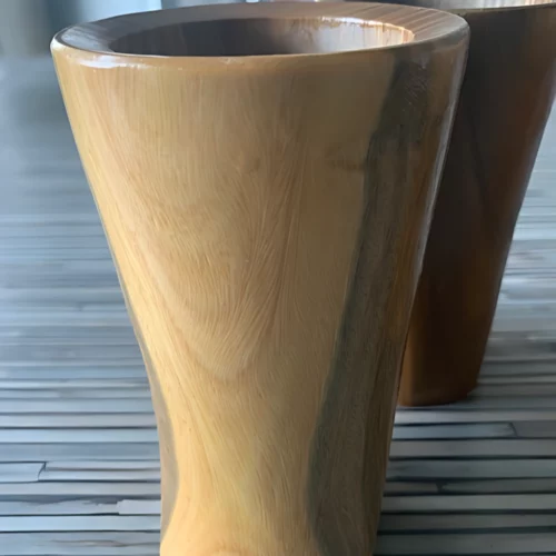 Kalebasse gross Palo Santo Guampa Mate auf gestreiftem Hintergrund