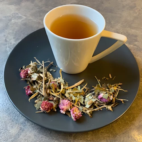 Macho Mix Tee auf grauem Teller, weißer schlanker Tasse und Marmoroptik