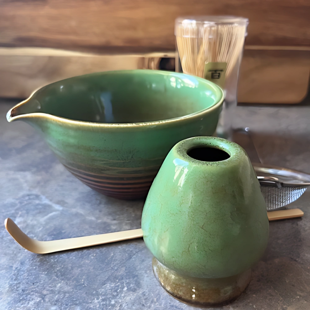 Matcha Set grün 5-teiligdekorativ angerichtet auf Marmorplatte.