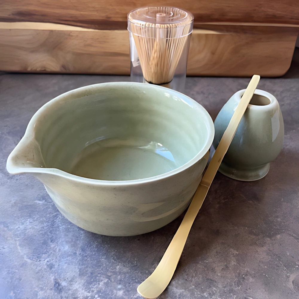 Matcha Set hellgrün 4-teilig dekorativ angerichtet auf marmorierter Platte.