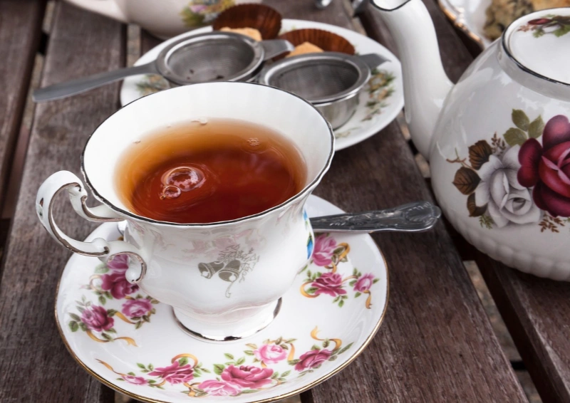 Dunkle Ostfriesen Blattmischung in der Teetasse.