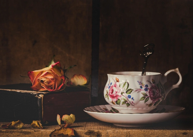 Ostfriesen Goldblatt eingeschenkt in eine bauchige Teetasse.