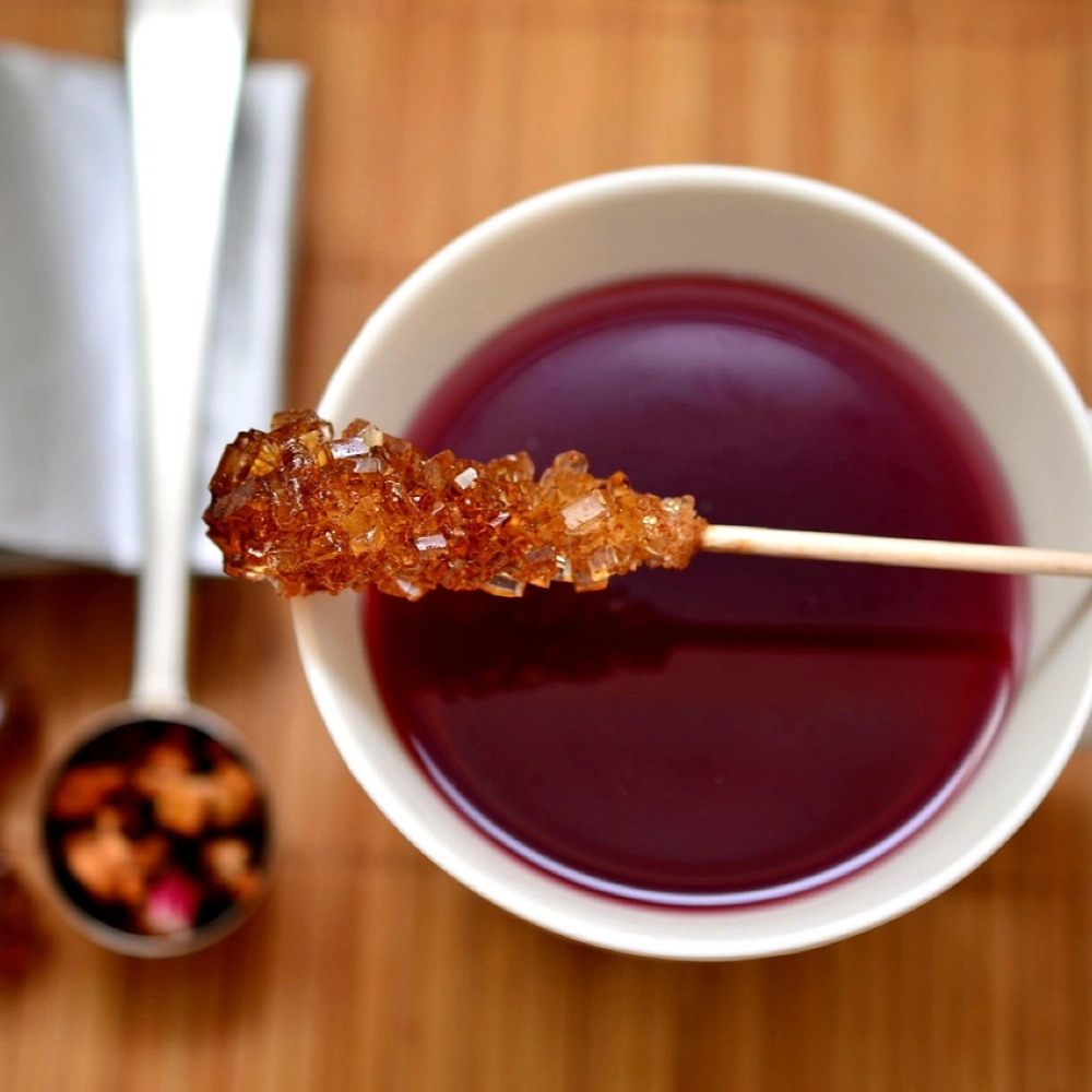 Probier Set Fruechtetee Nahaufnahme Roter Früchtetee in Tasse.
