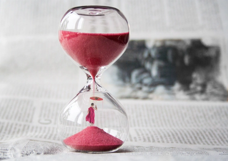 Sanduhr zum Zubereiten von Gyokuro Tee auf einer Zeitung drapiert.