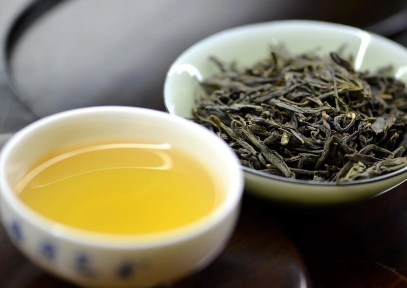Sencha Shin Uji Cha in Schalen angerichtet.