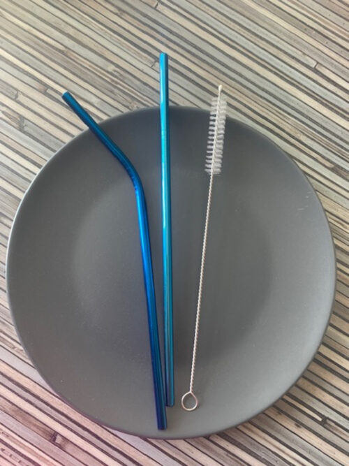 Trinkhalm aus Edelstahl blau 3-teilig auf grauem Teller dekoriert.