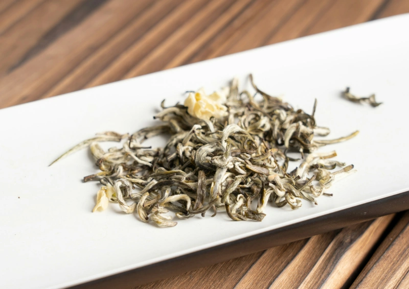 Bai Hao Yin Zhen Imperial angerichtet auf weißem Tablett.