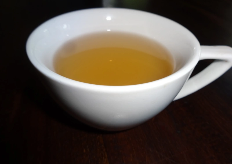 China An Hui Qi Men Hong goldgelb in der Teetasse.