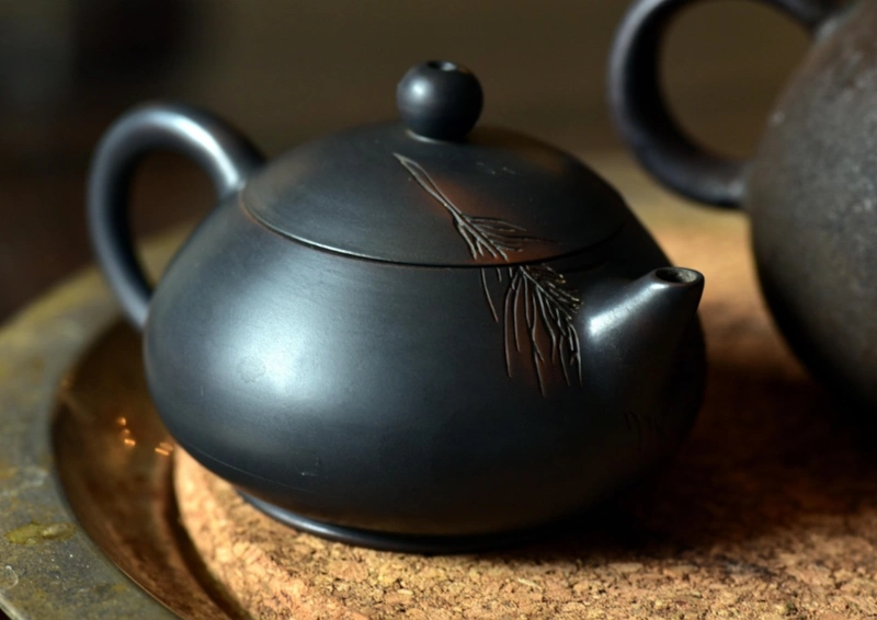 Schwarzte Teekanne mit China Cui Jian Tee.