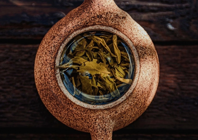 China Junshan Yinzhen Grüntee in einer Gusskanne aufgebrüht. 