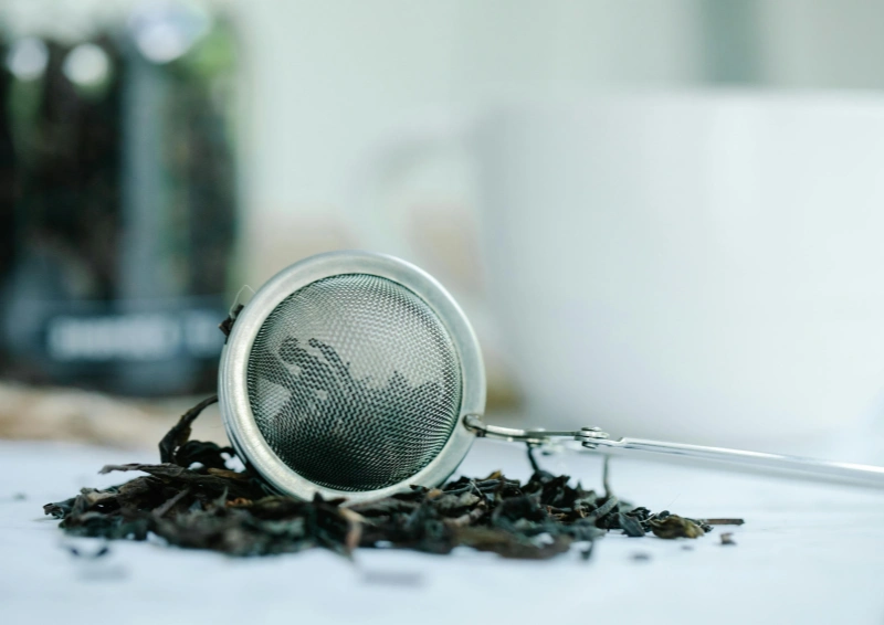 China Lizi Yiang lose auf einem hellen Untergrund mit Teezange.