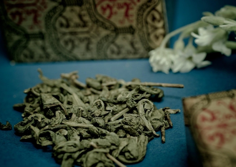 China Mooncastle Grüntee lose auf blauem Stoff.