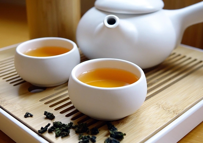 China Oolong Dung Ti lose und in Teeschalen aufgegossen.