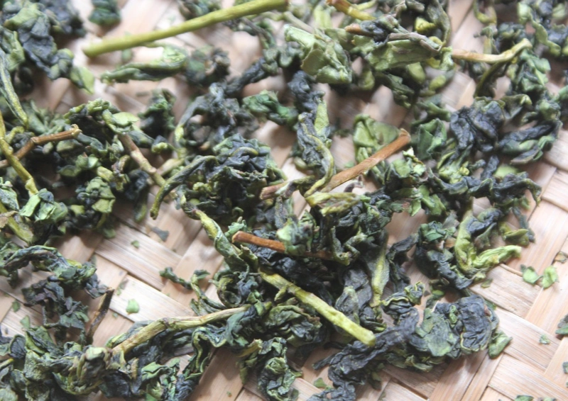China Oolong Rebaked Baxian lose auf einer Bambusschale.