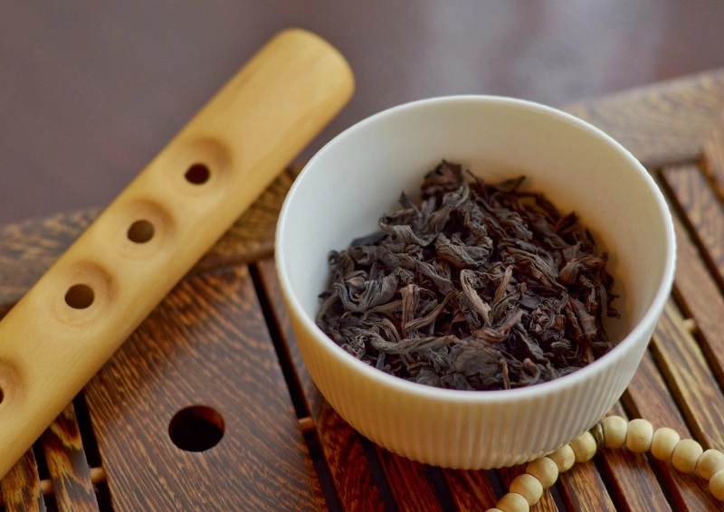 China Pi Lo Chung lose Teeblätter angerichtet in Schale.