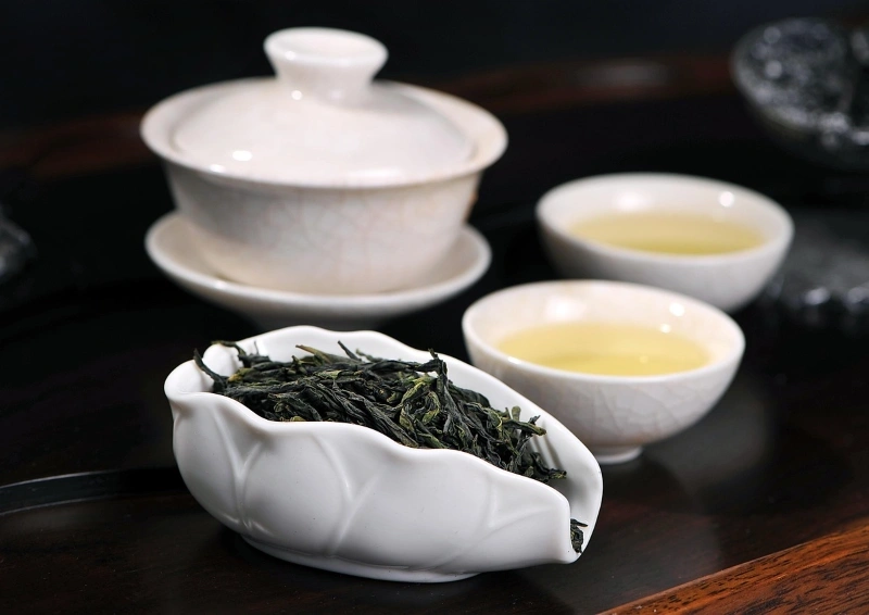 China Sencha OP in einer länglichen Schale, daneben aufgegossen.