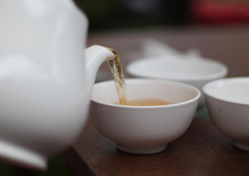 China Yellow Tea Huo Shan Juang Ya wird eingeschenkt.
