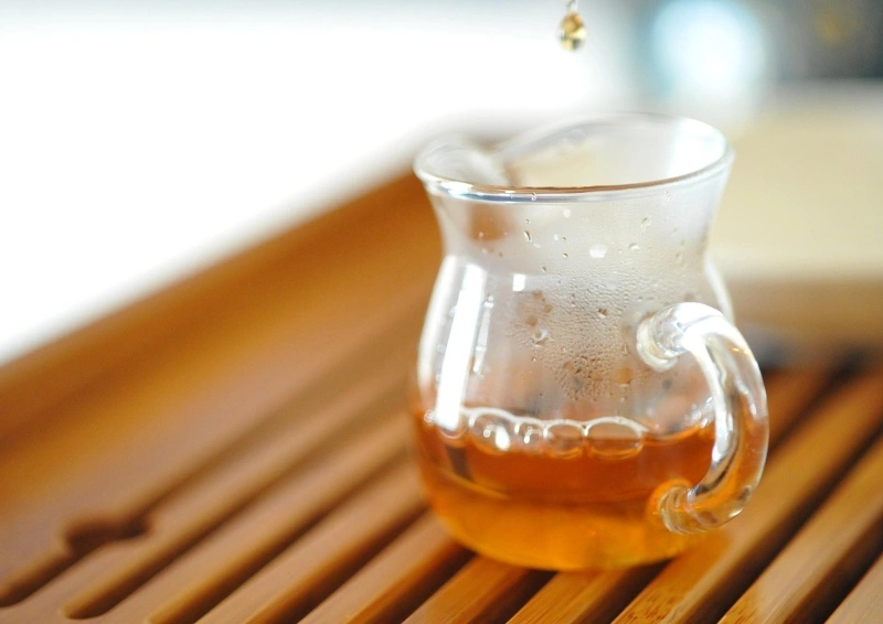 China Pu Erh in einem Teekännchen eingegossen.