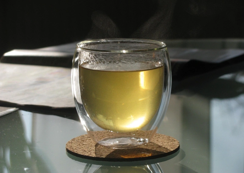 Darjeeling Avongravoe hellgelb eingeschnekt in Glas.