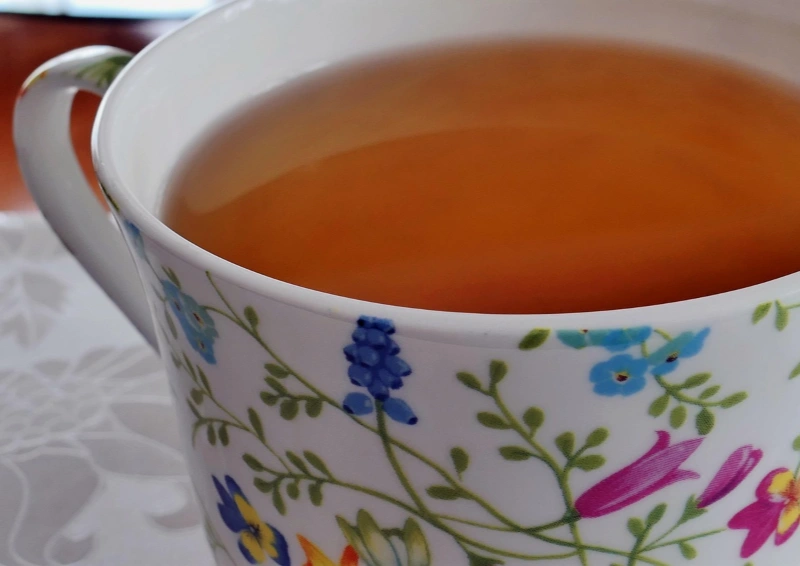 Darjeeling Namring Broken in einer Blumentasse.