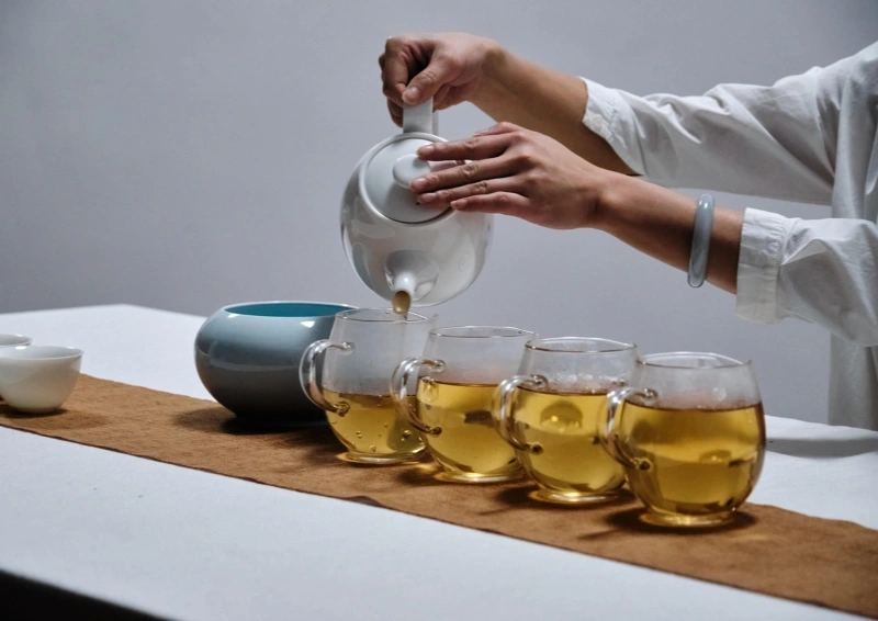 Darjeeling Okati FTGFOP wird in vier Tassen eingegossen.