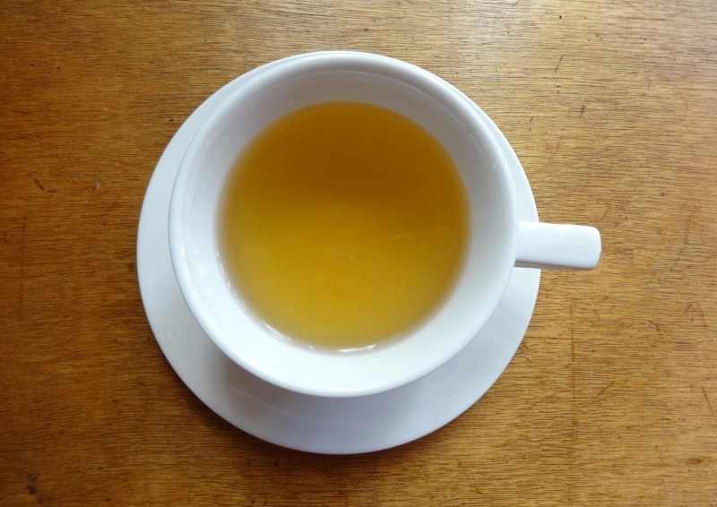 Darjeeling Okayti GFOP1 goldgelb in der Tasse angerichtet.