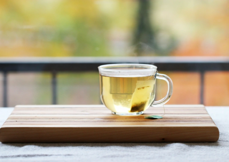 Darjeeling Oolong Phoobsering in einer Tasse aufgebrüht die auf dem Balkon steht.