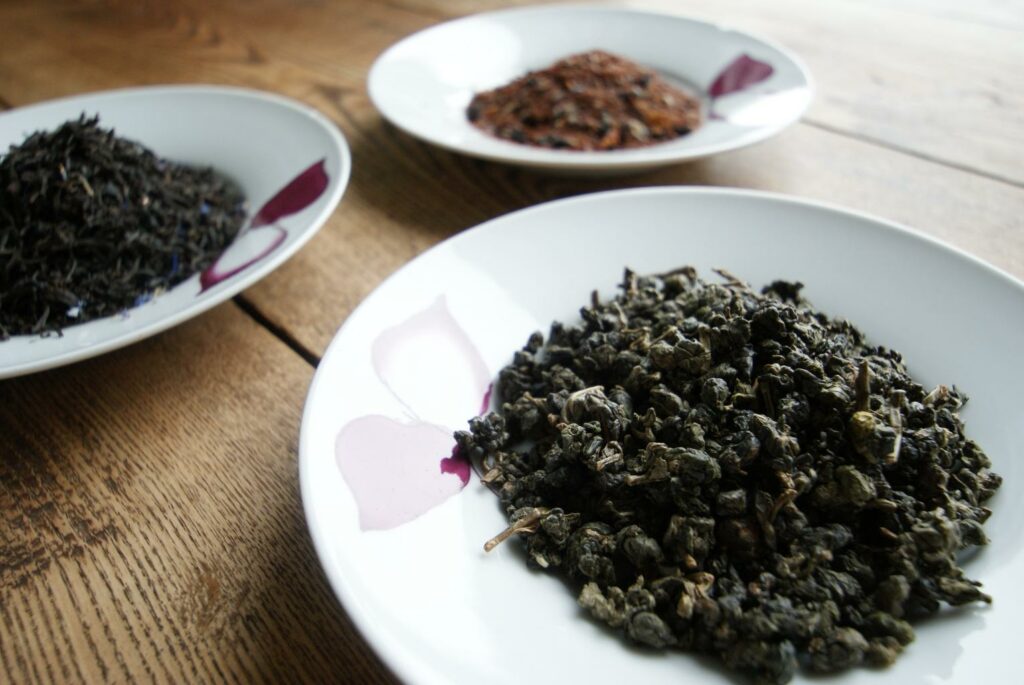 Oolong Beauty Queen dunkler Oolongtee auf Teller