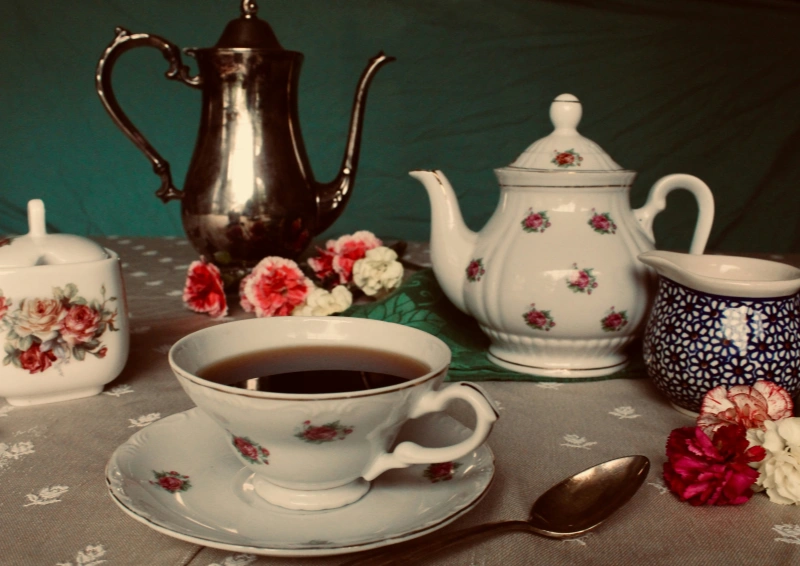 Formosa Tarry Lapsang Souchong angerichtet am Teeetisch.