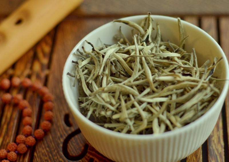 Gelber Tee China Yellow Needle Yunnan loser Tee in einer Schale angerichtet.