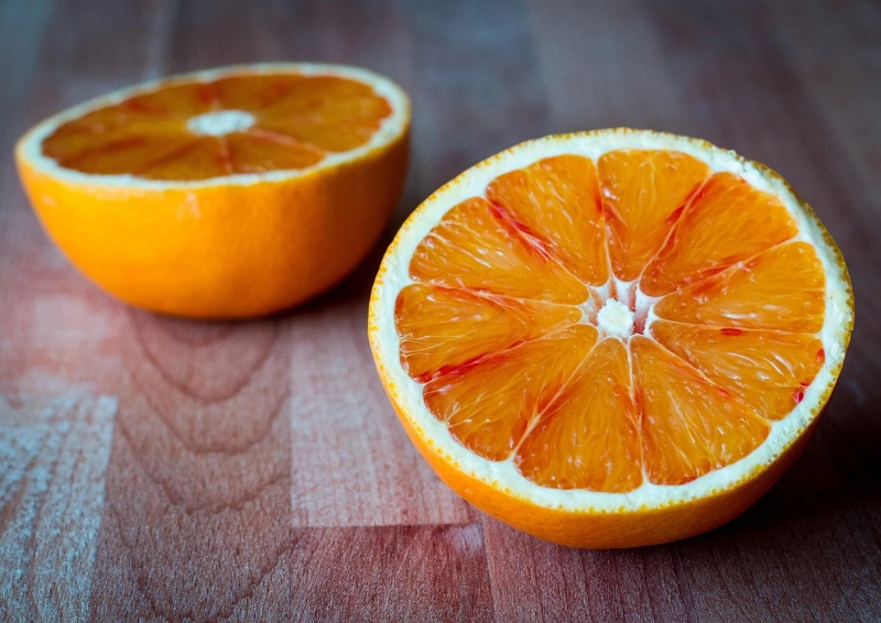 Gelber Tee Chinesesische Romanze Orange Mint, halbierte Orange.