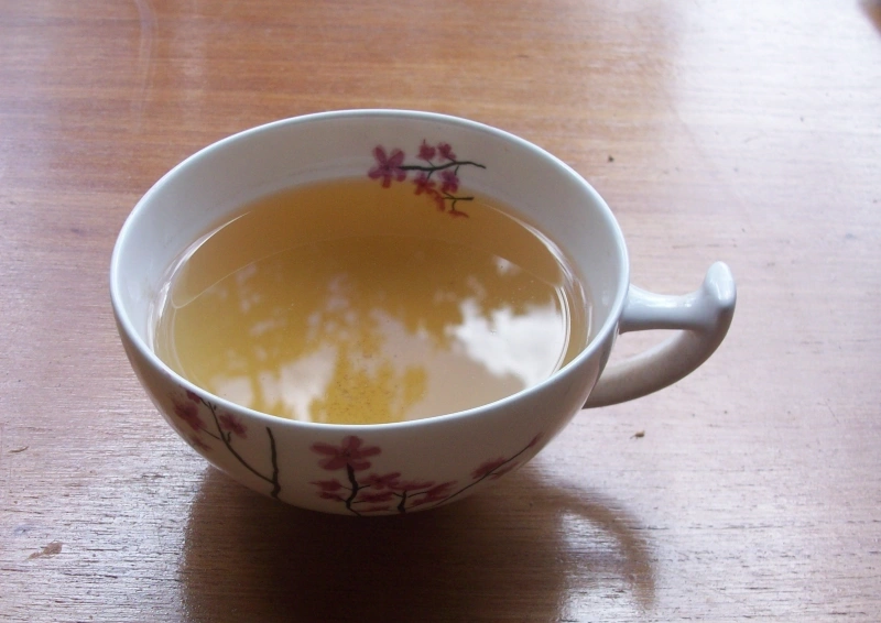 Grüner Tee Popoff® Grüner Tee Deluxe eingeschnekt in Tasse.