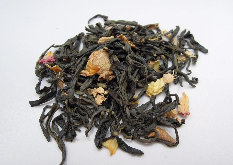 Aromatisierter Grüntee – lose Teemischung mit Blüten und Fruchtstücken.